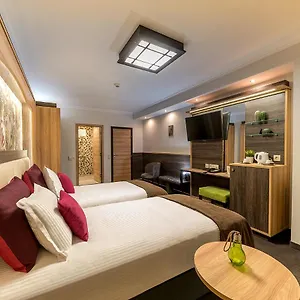 4* Hotel Zoo - Secured Paid Parking